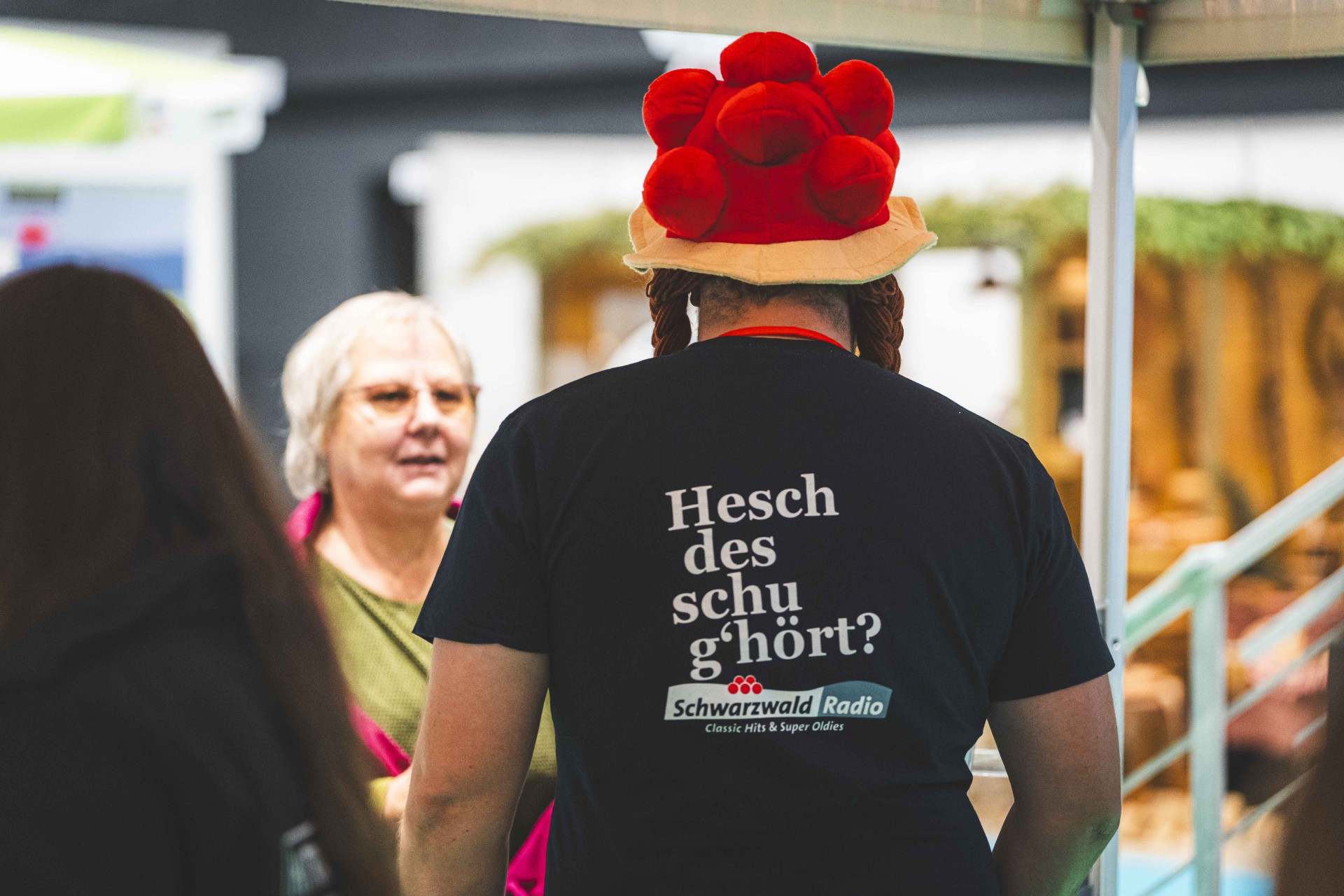 Personen mit Bollenhut und schwarzem T-Shirt