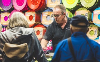 Kunden an Tellerstand auf einer Messe