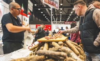 Verkäufer und Kunde an Wurststand