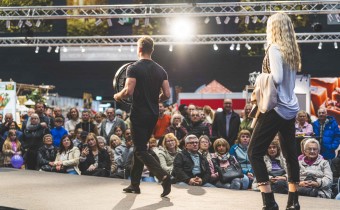 Bühne mit Models vor Publikum