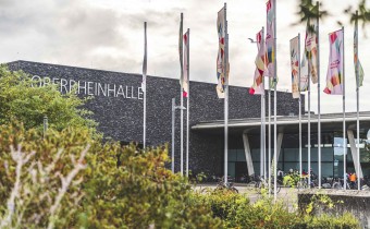 Oberrheinhalle von außen mit Fahnen davor