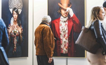 Kunstausstellung mit zwei Personen