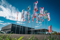 Oberrhein Messe Fahnenmeer vor Oberrheinhalle 
